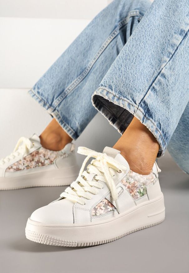 Renee - Beżowe Sneakersy ze Skóry Naturalnej z Kwiatami i Napisem Nilalora. Okazja: na co dzień. Kolor: beżowy. Materiał: skóra. Wzór: napisy, kwiaty. Obcas: na platformie