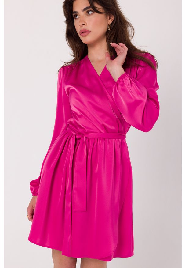 MOE - Rozkloszowana Sukienka o Kopertowym Kroju z Satyny - Różowa. Kolor: różowy. Materiał: satyna. Typ sukienki: kopertowe