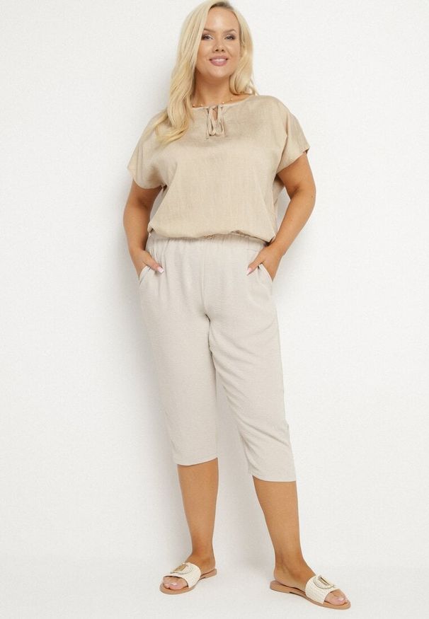 Born2be - Beżowe Spodnie z Gumką w Pasie 7/8 Tenimira. Okazja: na spacer, na co dzień. Kolekcja: plus size. Kolor: beżowy. Styl: klasyczny, elegancki, casual