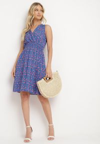 Born2be - Granatowa Wiskozowa Sukienka w Kwiaty z Gumką w Talii i Kopertowym Dekoltem Halevia. Okazja: na imprezę. Kolor: niebieski. Materiał: wiskoza. Wzór: kwiaty. Sezon: lato. Typ sukienki: kopertowe. Styl: elegancki #3