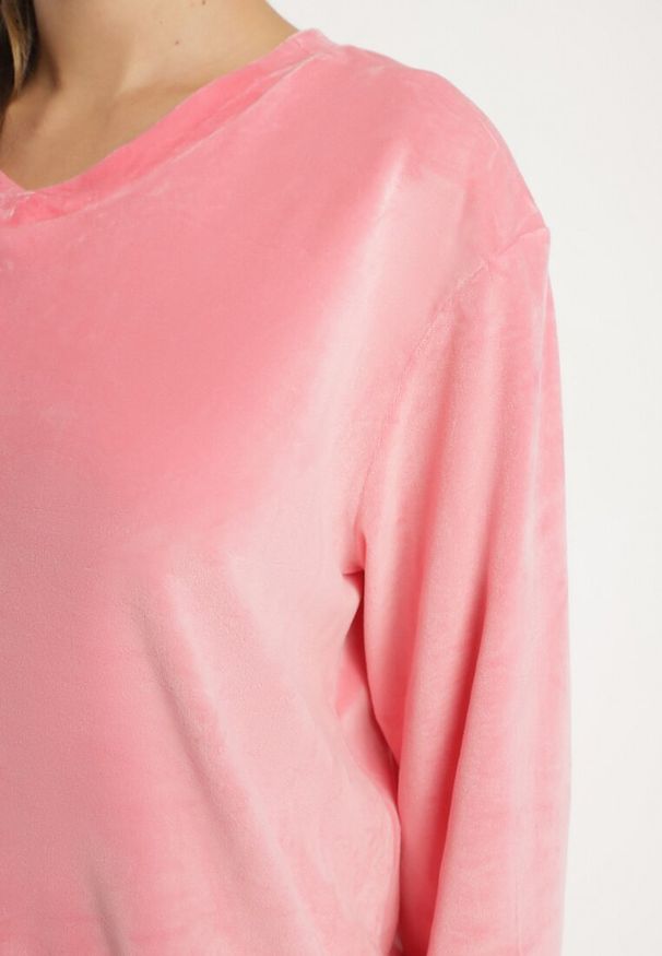 Born2be - Jasnoróżowy Welurowy Komplet Dresowy Bluza z Trójkątnym Dekoltem i Spodnie z Kieszeniami Onchia. Kolor: różowy. Materiał: welur, dresówka