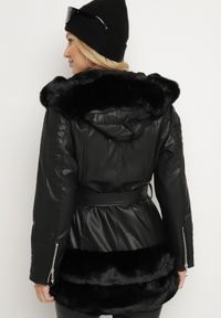 Born2be - Czarna Kurtka z Ekoskóry i Futerka z Wiązanym Paskiem Aravirta. Kolor: czarny. Materiał: futro #3