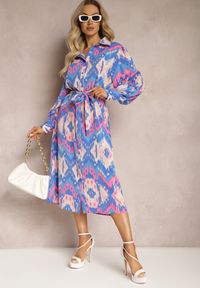 Renee - Niebiesko-Różowa Sukienka Midi o Koszulowym Fasonie Ozdobionym Wzorem w Stylu Etno Thailven. Kolor: niebieski. Wzór: aplikacja. Typ sukienki: koszulowe. Styl: etno. Długość: midi #1