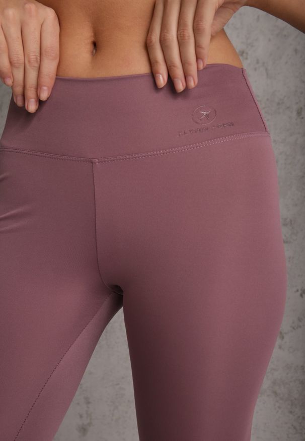 Renee - Fioletowe Legginsy Basic z Modelującą Wstawką w Pasie Liacan. Okazja: na co dzień. Kolor: fioletowy. Długość: krótkie. Styl: casual