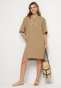 Born2be - Ciemnobeżowa Sukienka Pudełkowa z Guzikami i Ozdobnymi Haftami Jenivanea. Okazja: na co dzień. Typ kołnierza: dekolt w serek. Kolor: beżowy. Materiał: skóra. Długość rękawa: długi rękaw. Wzór: haft. Styl: casual, elegancki #6