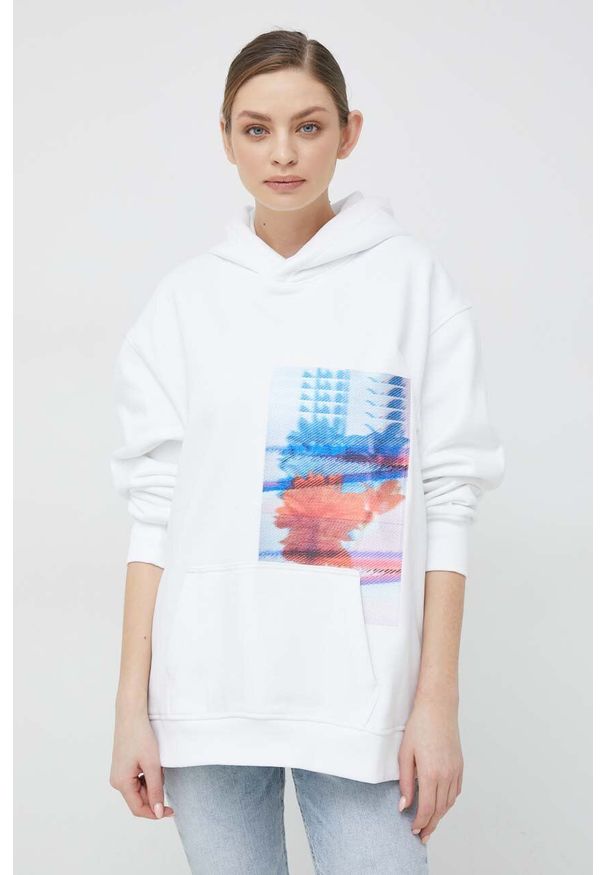 Calvin Klein Jeans bluza damska kolor biały z kapturem z nadrukiem. Typ kołnierza: kaptur. Kolor: biały. Materiał: bawełna. Wzór: nadruk