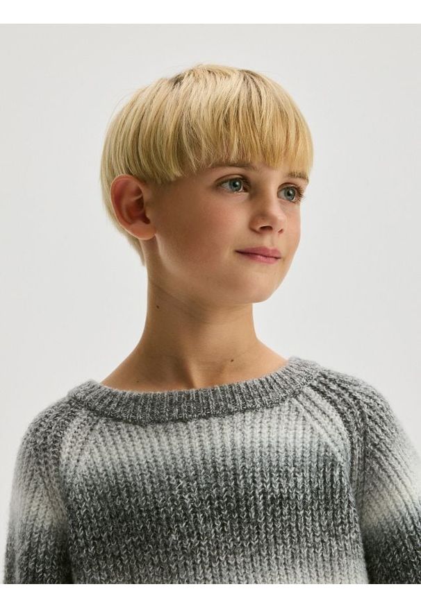 Reserved - Strukturalny sweter w paski - jasnoszary. Kolor: szary. Materiał: bawełna, dzianina. Wzór: paski