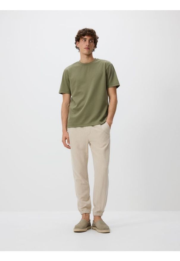 Reserved - Spodnie jogger z lnem - beżowy. Kolor: beżowy. Materiał: len