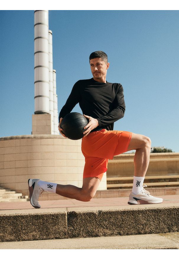 4f - Buty cross-treningowe męskie 4F x Robert Lewandowski. Zapięcie: sznurówki. Kolor: beżowy. Materiał: materiał, guma, poliester. Szerokość cholewki: normalna. Sport: fitness