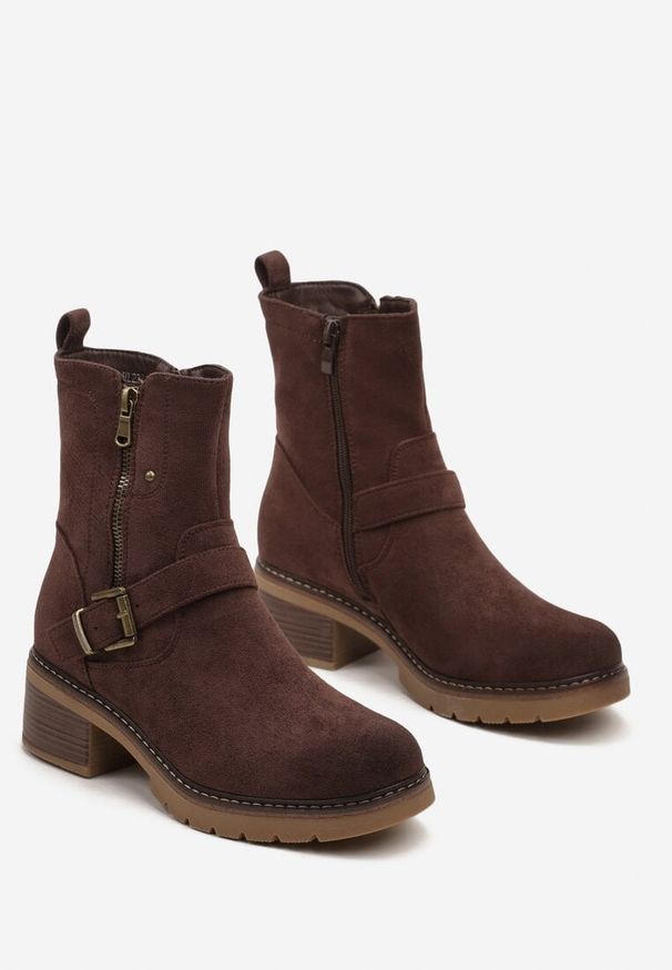 Born2be - Brązowe Płaskie Botki Ozdobione Suwakiem i Klamrą Pinnatra. Okazja: na co dzień. Zapięcie: klamry. Kolor: brązowy. Materiał: jeans. Wzór: aplikacja. Styl: wizytowy, klasyczny, elegancki, casual