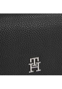 TOMMY HILFIGER - Tommy Hilfiger Torebka Th Emblem Flap Crossover AW0AW15180 Czarny. Kolor: czarny. Materiał: skórzane