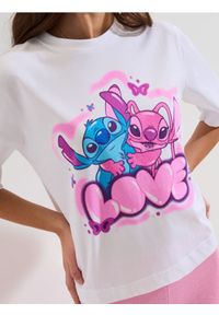 Sinsay - Bawełniana koszulka z krótkim rękawem Lilo & Stitch - biały. Kolor: biały. Materiał: bawełna. Długość rękawa: krótki rękaw. Długość: krótkie #1