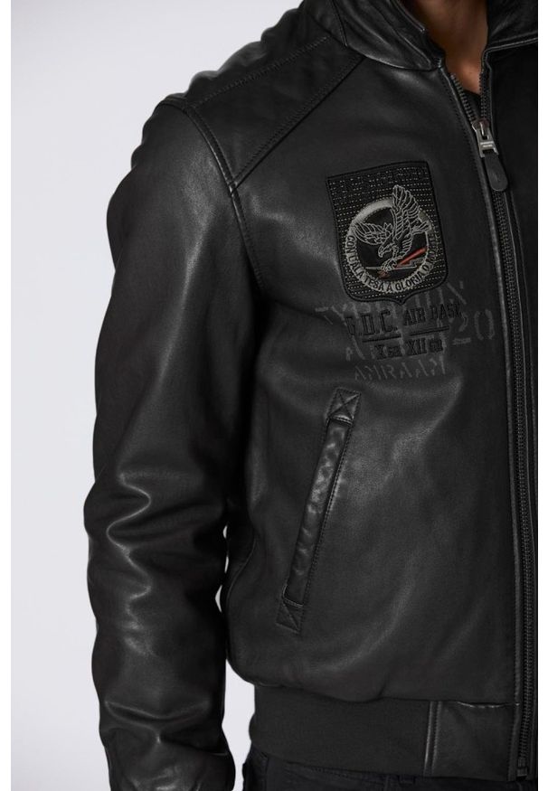 Aeronautica Militare - AERONAUTICA MILITARE Czarna męska skórzana kurtka 36th. Kolor: czarny. Materiał: skóra. Wzór: bez wzorów. Styl: elegancki