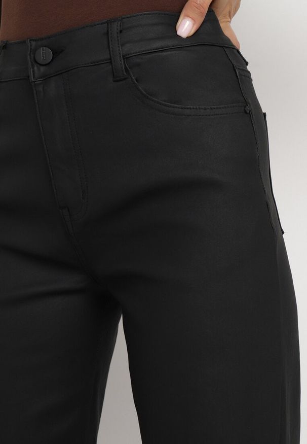 Born2be - Czarne Szerokie Spodnie Woskowane z Wysokim Stanem Azilie. Okazja: na spotkanie biznesowe. Stan: podwyższony. Kolor: czarny. Styl: klasyczny, biznesowy