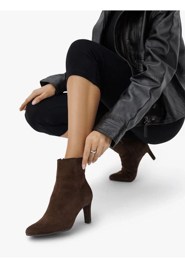 Ryłko - Ciemnobrązowe botki na szpilce. Wysokość cholewki: za kostkę. Zapięcie: zamek. Kolor: brązowy. Materiał: skóra, welur. Szerokość cholewki: normalna. Obcas: na szpilce. Styl: elegancki, street. Wysokość obcasa: średni