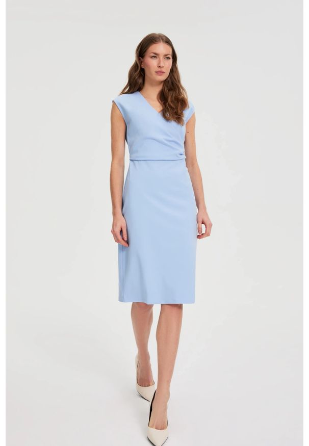 MOODO - Sukienka z marszczeniem błękitna. Kolor: niebieski. Materiał: poliester, wiskoza, elastan