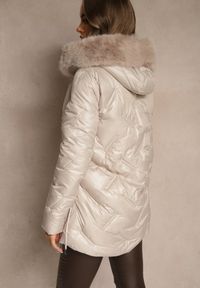 Renee - Beżowa Kurtka z Ozdobnym Pikowaniem i Kapturem z Futrem Naliavea. Okazja: na co dzień. Kolor: beżowy. Materiał: futro. Styl: elegancki, casual