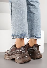 Born2be - Brązowe Sneakersy na Grubej Podeszwie z Cyrkoniami Lenisse. Nosek buta: okrągły. Zapięcie: sznurówki. Kolor: brązowy. Materiał: materiał. Obcas: na obcasie. Wysokość obcasa: niski
