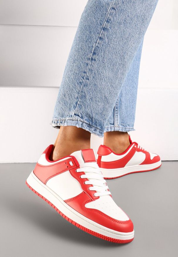 Born2be - Biało-Czerwone Sneakersy z Ekoskóry ze Sznurowaniem i Brokatem Hrelia. Kolor: biały. Materiał: jeans. Obcas: na płaskiej podeszwie