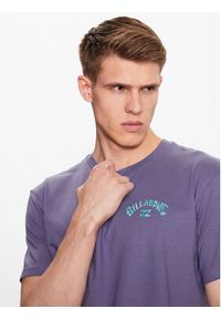 Billabong T-Shirt Arch Fill ABYZT01696 Fioletowy Regular Fit. Kolor: fioletowy. Materiał: bawełna #3