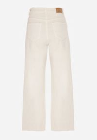 Born2be - Jasnobeżowe Jeansy o Szerokim Fasonie z Wysokim Stanem i Surowymi Krawędziami Cattia. Okazja: na co dzień. Stan: podwyższony. Kolor: beżowy. Styl: casual #8