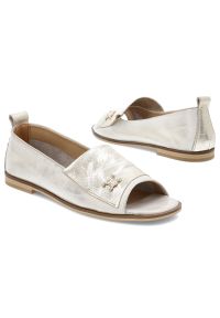 Złote Sandały Armodo Eleganckie Obuwie Damskie. Okazja: na co dzień. Nosek buta: otwarty. Kolor: złoty. Materiał: skóra, len. Wzór: aplikacja. Sezon: lato. Obcas: na płaskiej podeszwie. Styl: elegancki #3