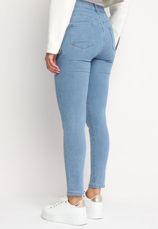 Born2be - Niebieskie Dopasowane Jeansy z Dziurami i Przetarciami Eviraes. Okazja: na co dzień. Kolor: niebieski. Styl: elegancki, casual
