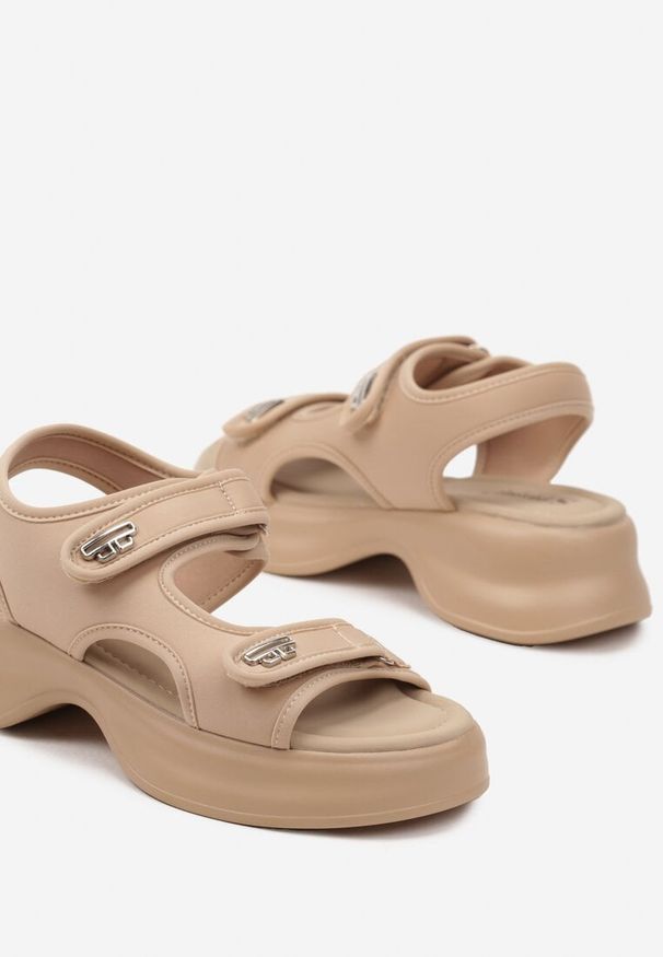 Renee - Ciemnobeżowe Sandały Chunky na Grubej Podeszwie Tersekia. Okazja: na co dzień. Zapięcie: rzepy. Kolor: beżowy. Materiał: jeans. Wzór: aplikacja. Obcas: na platformie. Styl: casual