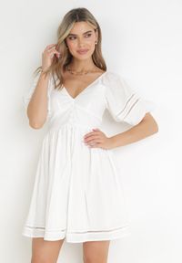 Born2be - Biała Sukienka Mini z Głębokim Dekoltem z Lnu i Bawełny Janova. Okazja: na co dzień. Kolor: biały. Materiał: len, bawełna. Wzór: aplikacja. Styl: klasyczny, casual. Długość: mini #6