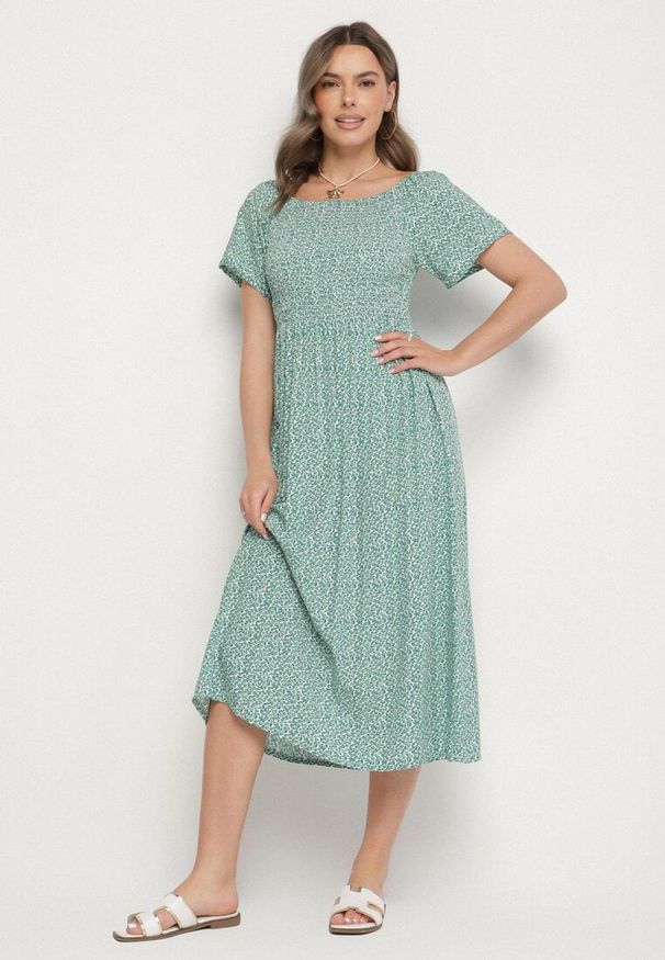 Born2be - Zielona Rozkloszowana Sukienka Hiszpanka z Bawełny w Kwiatowy Wzór Sadrivae. Okazja: na co dzień. Typ kołnierza: dekolt hiszpanka. Kolor: zielony. Materiał: bawełna. Wzór: kwiaty. Styl: casual, klasyczny