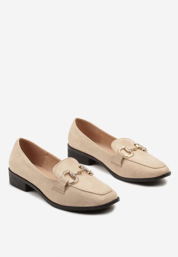 Born2be - Beżowe Płaskie Wsuwane Mokasyny z Metalową Sprzączką Ozdobione Cyrkoniami Viloria. Okazja: na co dzień. Zapięcie: bez zapięcia. Kolor: beżowy. Wzór: aplikacja. Styl: casual, elegancki