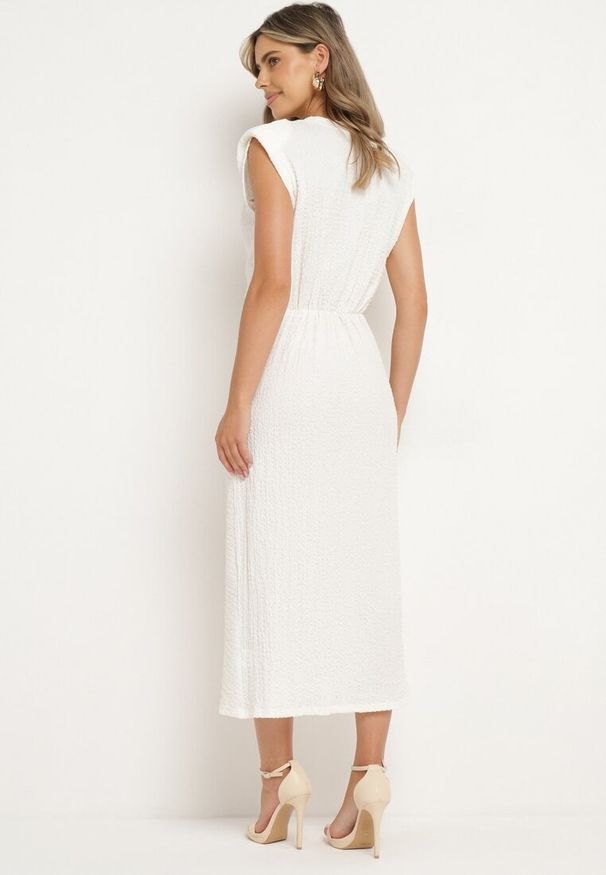 Born2be - Jasnobeżowa Sukienka z Marszczonej Tkaniny Ozdobiona Imitacją Węzła z Rozcięciem Risley. Kolor: biały. Materiał: tkanina. Wzór: aplikacja. Styl: elegancki