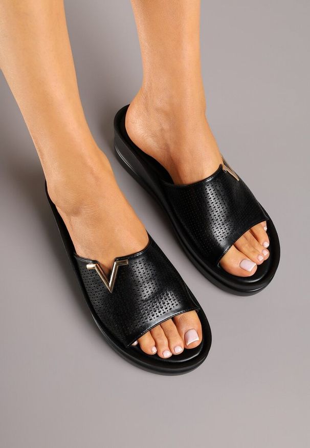 Born2be - Czarne Klapki Vices na Niskim Koturnie Zdobione Perforacją i Aplikacją Koselitia. Okazja: na co dzień. Kolor: czarny. Wzór: aplikacja. Sezon: lato. Obcas: na koturnie. Styl: casual, elegancki, klasyczny