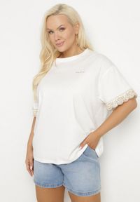Born2be - Biała Bawełniana Bluzka Ozdobiona Haftami Lizandra. Okazja: na co dzień. Kolor: biały. Materiał: bawełna. Długość rękawa: krótki rękaw. Długość: krótkie. Wzór: aplikacja, haft. Styl: klasyczny, elegancki, casual