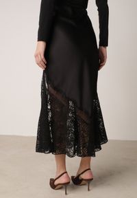 Born2be - Czarna Spódnica z Satyny z Koronką i Rozcięciem na Nogę Doritana. Okazja: na co dzień, na spotkanie biznesowe. Kolor: czarny. Materiał: satyna, koronka. Wzór: koronka. Styl: casual, biznesowy, elegancki #2