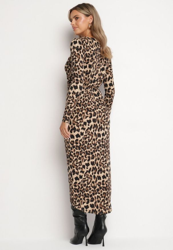 Born2be - Ciemnobeżowa Koktajlowa Kopertowa Sukienka w Panterkę o Dopasowanym Kroju z Gumką w Pasie Nikika. Okazja: na co dzień. Kolor: beżowy. Materiał: jeans. Wzór: motyw zwierzęcy. Typ sukienki: kopertowe. Styl: wizytowy