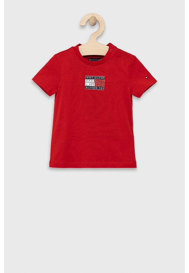 TOMMY HILFIGER - Tommy Hilfiger t-shirt bawełniany dziecięcy kolor czerwony z nadrukiem. Okazja: na co dzień. Kolor: czerwony. Materiał: bawełna. Wzór: nadruk. Styl: casual