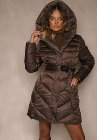 Renee - Brązowa Kurtka z Pikowanym Przeszyciami Wiązanym Paskiem i Kapturem z Futrem Fenida. Kolor: brązowy. Materiał: futro. Styl: elegancki
