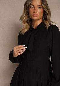 Renee - Czarna Sukienka Plisowana z Wiskozy Ozdobiona Wiązaniem Farrive. Okazja: na co dzień. Kolor: czarny. Materiał: wiskoza. Wzór: aplikacja. Styl: casual, klasyczny, elegancki #5