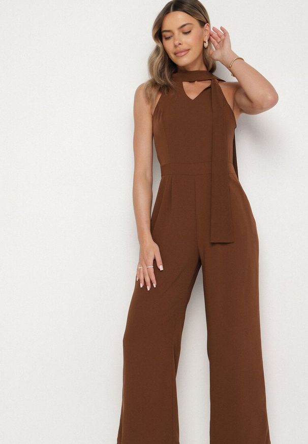 Born2be - Brązowy Kombinezon Bez Rękawów z Ozdobnym Wiązaniem i Szerokimi Nogawkami Silarine. Okazja: na co dzień. Kolor: brązowy. Materiał: jeans. Długość rękawa: bez rękawów. Styl: sportowy, klasyczny, elegancki, casual