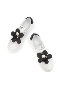CheBello - Białe Sneakersy Chebello Eleganckie Obuwie Z Kwiatem. Kolor: biały. Materiał: skóra. Wzór: kwiaty. Obcas: na platformie #9