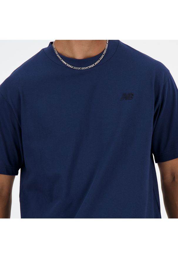 Koszulka męska New Balance MT41533NNY – granatowa. Kolor: niebieski. Materiał: bawełna, dresówka. Długość rękawa: krótki rękaw. Długość: krótkie