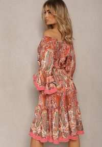Renee - Czerwona Rozkloszowana Sukienka w Print Paisley z Frędzelkami i Hiszpańskim Dekoltem Jotalle. Okazja: na imprezę. Kolor: czerwony. Długość rękawa: długi rękaw. Wzór: paisley, nadruk. Styl: elegancki, wizytowy