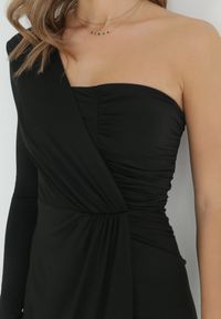 Born2be - Czarna Kopertowa Sukienka Maxi na Jedno Ramię z Marszczeniami Analaura. Okazja: na imprezę. Kolor: czarny. Materiał: wiskoza. Typ sukienki: kopertowe. Styl: elegancki. Długość: maxi #3