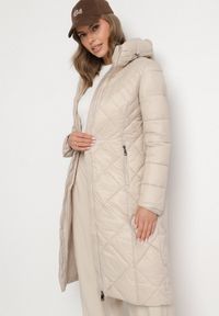 Born2be - Beżowa Długa Pikowana Kurtka z Kapturem Sisilara. Okazja: na co dzień, na spacer. Typ kołnierza: kaptur. Kolor: beżowy. Długość: długie. Sezon: zima, jesień. Styl: klasyczny, casual, elegancki #5