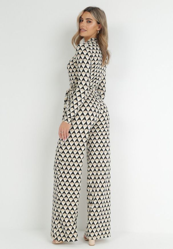 Born2be - Beżowy Kombinezon z Wiązanym Paskiem w Geometryczny Print Ninatti. Okazja: na imprezę, na randkę. Kolor: beżowy. Materiał: materiał. Wzór: nadruk, geometria