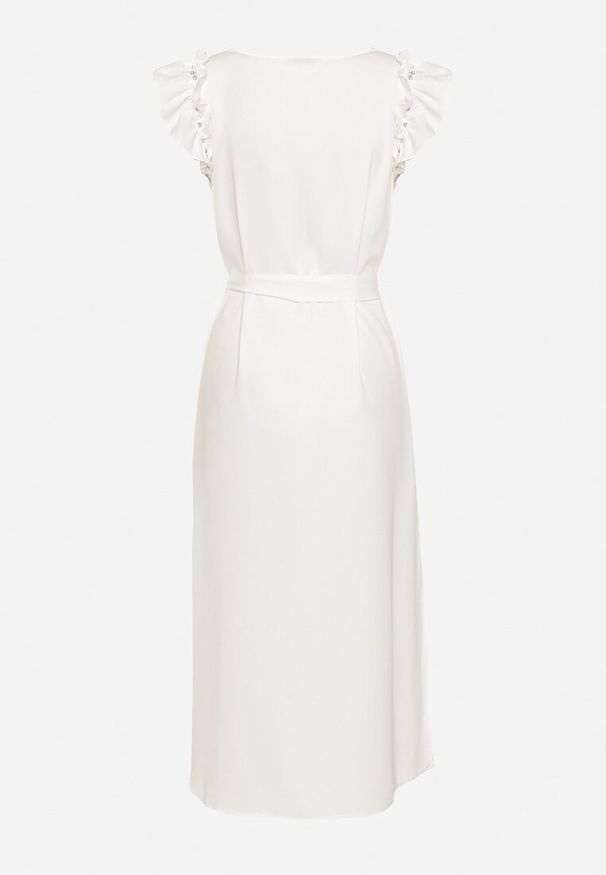 Born2be - Biała Sukienka Wiązana w Pasie z Rękawem z Falbanką z Rozcięciami i Cyrkoniami Fernesta. Okazja: do pracy. Typ kołnierza: kołnierz z falbankami. Kolor: biały. Wzór: aplikacja. Styl: elegancki, wizytowy