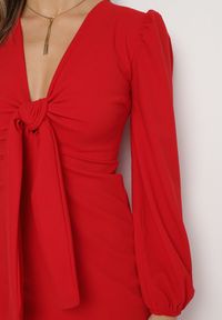 Born2be - Czerwona Sukienka Mini z Głębokim Dekoltem z Wiązaniem i Bufiastymi Rękawami Upittra. Kolor: czerwony. Typ sukienki: trapezowe. Długość: mini