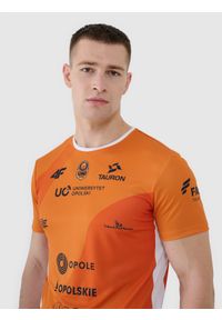 4f - 4F Koszulka meczowa replika domowa z sezonu 2024/2025 uniseks 4F x UNI Opole - multikolor S. Okazja: do domu. Kolor: wielokolorowy. Materiał: dzianina, włókno, materiał, syntetyk. Wzór: gładki, ze splotem. Styl: klasyczny, sportowy