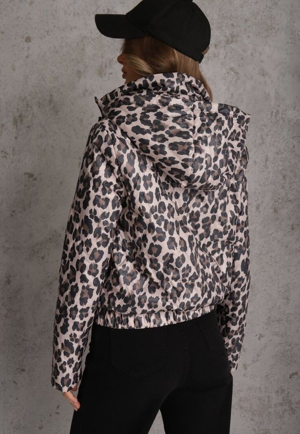 Renee - Różowa Panterkowa Kurtka z Odpinanym Kapturem Anastaera. Kolor: różowy. Materiał: poliester. Długość rękawa: długi rękaw. Sezon: wiosna